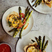 Asparagus with quiche and tomato sauce